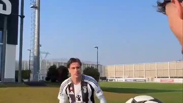 把足球踢上天就会..…