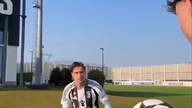 把足球踢上天就会..…