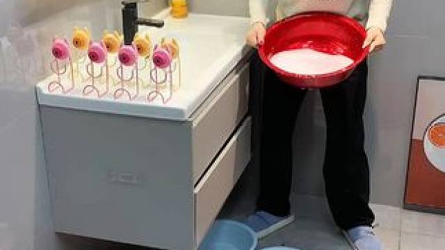 吸盘脸盆挂钩 这款#吸盘脸盆挂钩真不错，免打孔上墙，全家的脸盆都能上墙收纳不占地方，大号脸盆也没问题