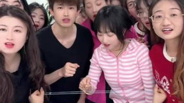 挑战拿走金手镯，哈哈厉害了 #办公室日常 #真会玩系列 #办公室游戏