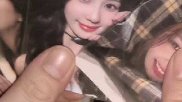 有多喜欢白鹿呢 我喜欢到经过路边商店进去逛的时候看见了一个盲盒 盲盒上有她的名字还有她的封面，所以会