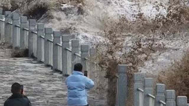 冬日的钱江潮汹涌澎湃，历经数百年屹立的“捍海长城”鱼鳞石塘力挡百浪怒潮#钱塘江大潮汹涌澎湃