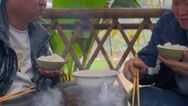 新吃法牛腩烧猪肺，搞点麻辣蘸料，这味道真叫一个爽！ #新农人计划2024 #农村美