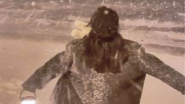 雪花多舍不得冬天 像我舍不得和你说再见.
#威海 #氛围感 #看海