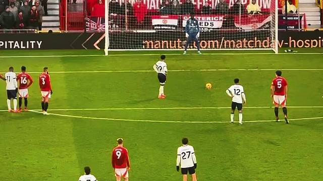 奥纳纳假动作没能骗的了对手，点球还是扑空了