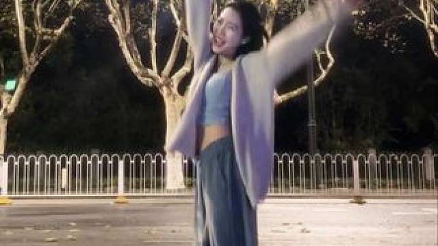 冬天路灯下的氛围感好适合跳Ditto #舞蹈 #氛围感 #ditto #newjeans #翻跳