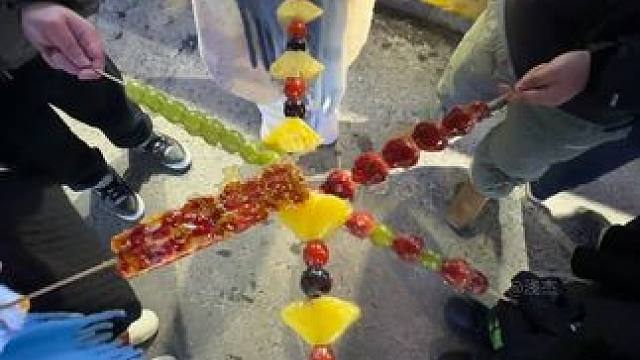 哎呦哎呦 是甜甜的糖葫芦！ #东北万物皆可糖葫芦 #冰糖葫芦 #糖葫芦