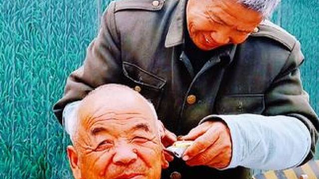 #农村生活 #鸡山大集上的理发者