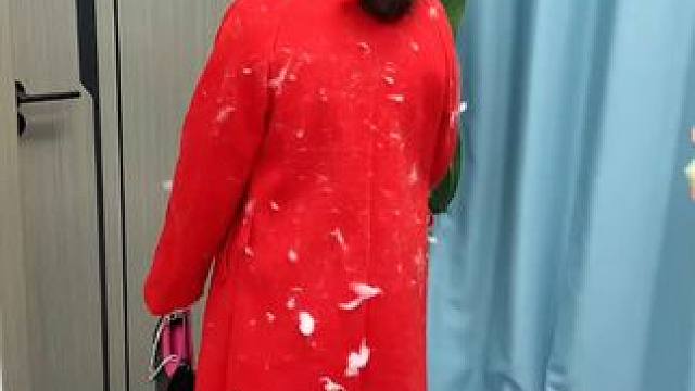 神奇的粘毛器 神奇的粘毛器!不仅能轻松清理头发和猫猫狗狗掉落的毛发，水一冲就干净能继续用了 #粘毛神