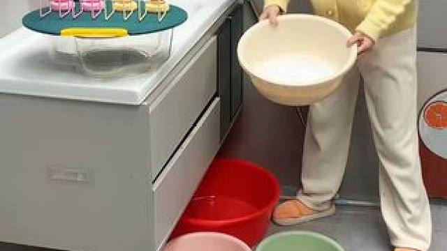 吸盘脸盆挂钩 这款#吸盘脸盆挂钩 真不错，免打孔上墙，全家的脸盆都能上墙收纳不占地方，大号脸盆也没问