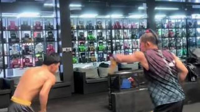 都说拳击没有踢 可你不知道的是几乎没有任何格斗的下盘机动能超过拳击#格斗 #拳击 #防身术