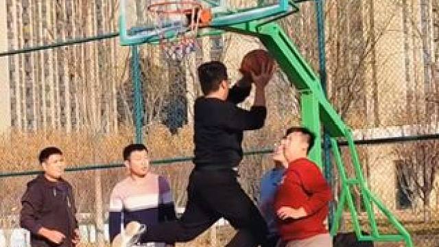 野球场“白巧克力”，一人拿球九人慌 #一人拿球九人慌 #白巧克力传球 #篮球需要沉淀