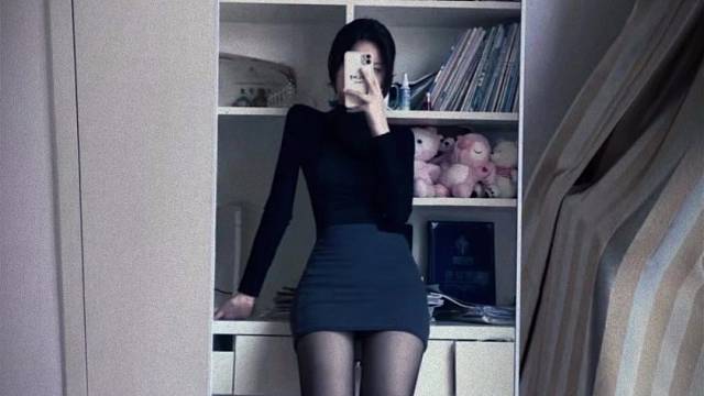 风行过万里，月沉没海底，我遇见了世界上的一切，却只喜欢你。