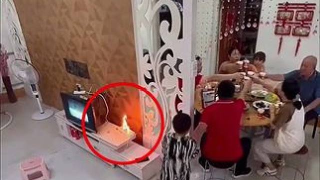 监控下的惊险一幕，插线板突然着火 #惊险一幕 #纪实