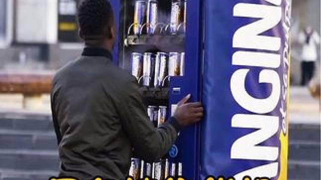 史上最欠揍的售货机，力气越大掉的越快，不使劲还会被嘲讽 #涨知识 #科普一下