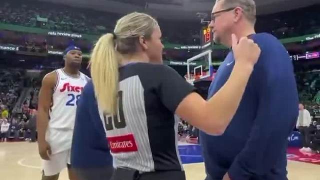 【】 76人和马刺比赛中，“庄神”德拉蒙德连续吃到技术犯规被驱逐。但裁判回看录像后，先是吹了文班假摔