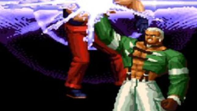 拳皇97：克拉克胡丽亚必杀连抓太狠，猴子开龙卷风超必杀反击 #童年游戏 #拳皇97 #街机游戏 #格