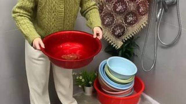 吸盘脸盆挂钩 这款#吸盘脸盆挂钩  真不错，免打孔上墙，全家的脸盆都能上墙收纳不占地方，大号脸盆也没