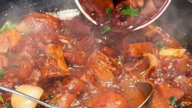 兴化居然开了这家猪蹄火锅三十多种菜品自助畅吃 #猪蹄火锅 #兴化美食推荐 #麻辣猪蹄 #老朱家麻辣猪