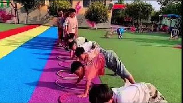 体能游戏，俯卧爬行，锻炼孩子手脚平衡力。