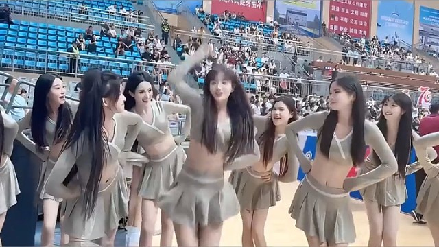 拉拉队美女还是很多的