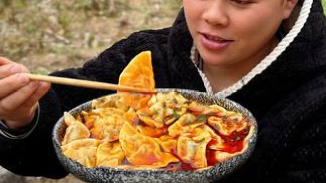 今天去挖些荠菜，饱了很多荠菜饺子吃过瘾 #美食 #饺子 #农村生活