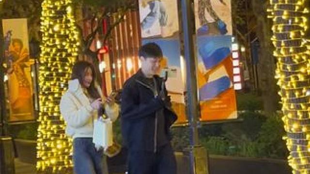 新天地偶遇小小酷带18岁校花，来过圣诞节了，粉色库里南实在太拉风了，那个女孩又能拒绝她#圣诞节 #库