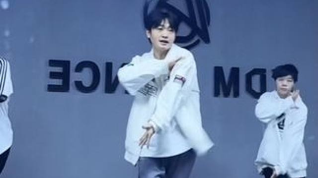 姐姐说她当上了校长，想让我把弟弟放进他的小学里#零基础学舞蹈 #舞蹈课堂随拍 #一学就会系列 #hi