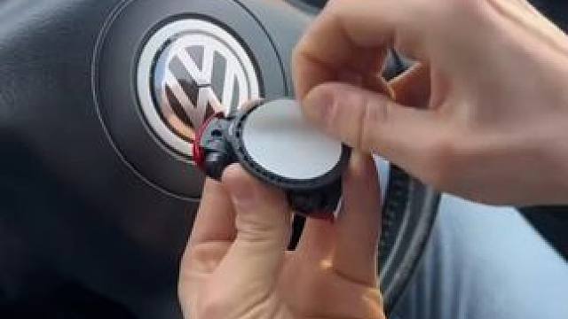 朋友：哇趣，这个还能漂移也太酷了吧~ #车载摆件 #玩个很新的东西