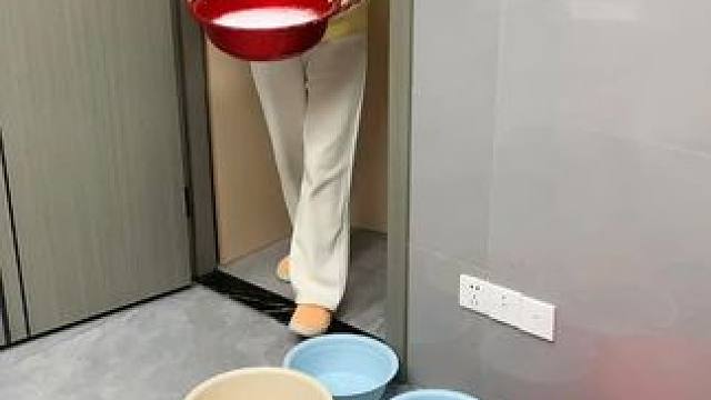 吸盘脸盆挂钩 这款#吸盘脸盆挂钩  真不错，免打孔上墙，全家的脸盆都能上墙收纳不占地方，大号脸盆也没