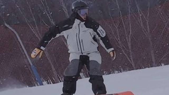 永远太远，那就明天！#单板滑雪 #滑雪 #冬天一起去滑雪吧 #这才是滑雪人的出场方式 #这才是冬天滑