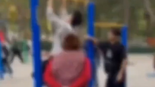 这小伙子抱着那个柱子都蒙了[捂脸]