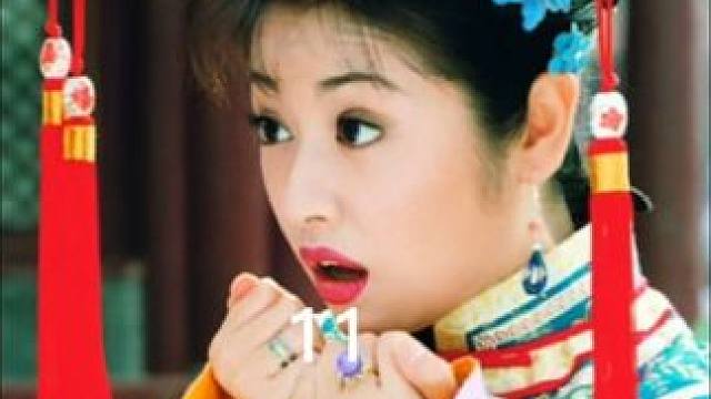 受伤后的小燕子被皇上盘问，迷迷糊糊中说出与紫薇结拜时刚定的生日和姓氏，不谋而合，皇上认定就是自己失散