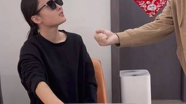 他今天没吃饭吗？