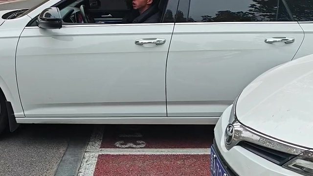 开车三个出库小技巧，新手学会以后，避免车辆刮蹭