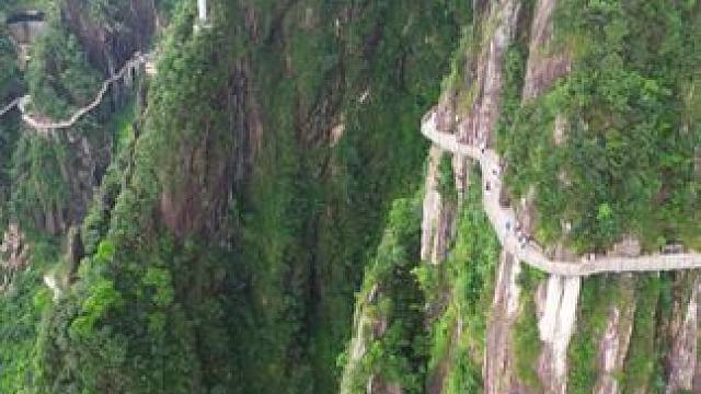 屏住呼吸，无人机带你第一视角体验莽山绝壁天路！#航拍莽山 #一座不用爬的山 #莽山五指峰景区 #内容