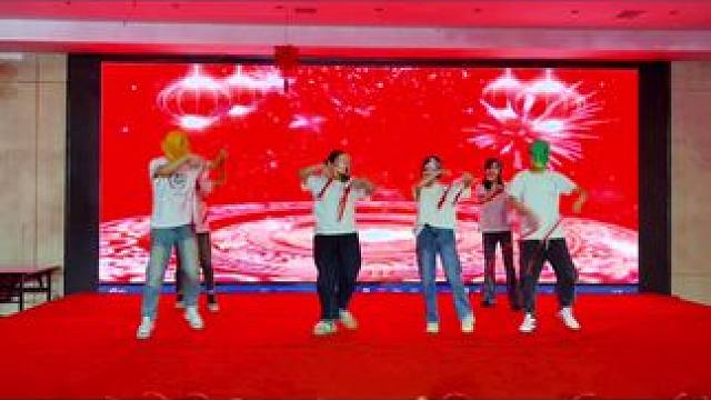 #年会舞蹈 平时要给老板打工，年底了还要表演节目哄老板开心#年底聚会