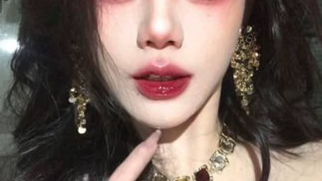 一眼惊艳新年开运红妆 想尝试红色妆容的这一个妆面就够了！高贵冷艳的红丝绒玫瑰～跨年来化真的米鼠了#分