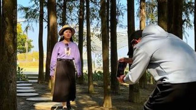 小树林游玩试试这样拍也太美了，简单易学又好看#拍摄技巧 #治愈系风景 #小树林 #拍出电影感 #