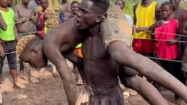 非洲丐版WWE，场地简陋，打法却极其拼命！ #wwe #摔角#瓜子二手车