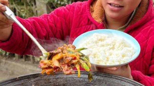 今天炒了一大锅香辣猪杂直接吃个够 #美食 #农村生活 #美食分享