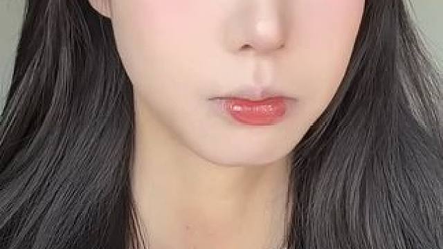 天咯，这大概是我最近最喜欢的一只唇釉了！真的太好看了！ #唇釉  #口红试色 #嘟嘟唇 #镜面唇釉 