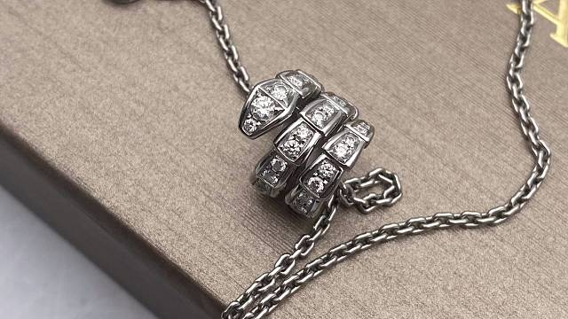 无业一直借住朋友家？宝格丽项链还人情