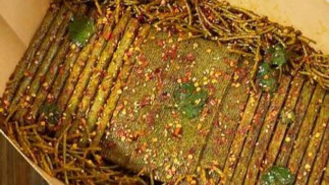 香菜脑袋赶紧冲这个9块9就到手四大包一大框的香菜辣条！#追剧小零食 #吃货看过来 #辣条 #香菜辣条