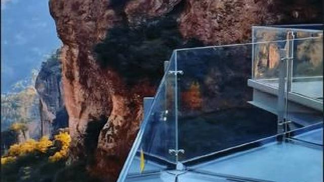 旅行不仅是追逐风景，更是追寻自我的过程。悬崖峭壁上的风景 。