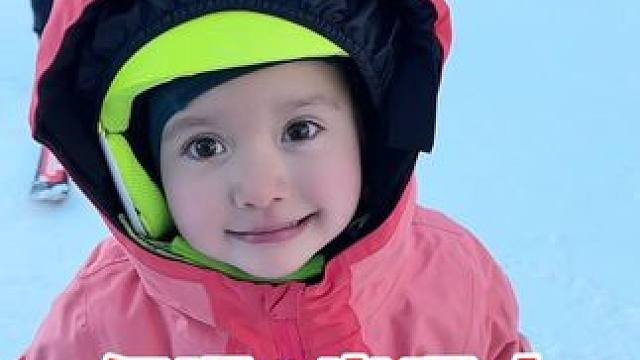 雪道上偶遇一个洋娃娃滑雪！太可爱了！ #宝宝滑雪 #人类幼崽滑雪天花板 #滑雪 #滑雪女孩 #冬天一