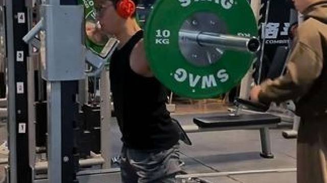 不明白环境和器械这么好的健身房没几个人来，价格也不贵，也没有人推销，灯光器械环境嘎嘎好，拍照嘎嘎出片