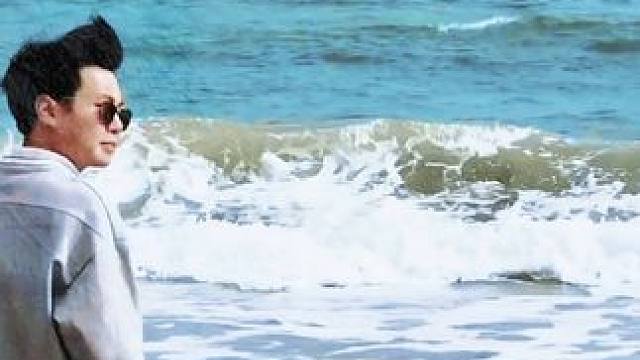 第一次踩海滩。不许笑我哈！#这是冬天海边的颜色