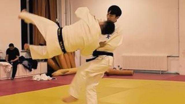 加一起快100岁的两老头见面就摔 