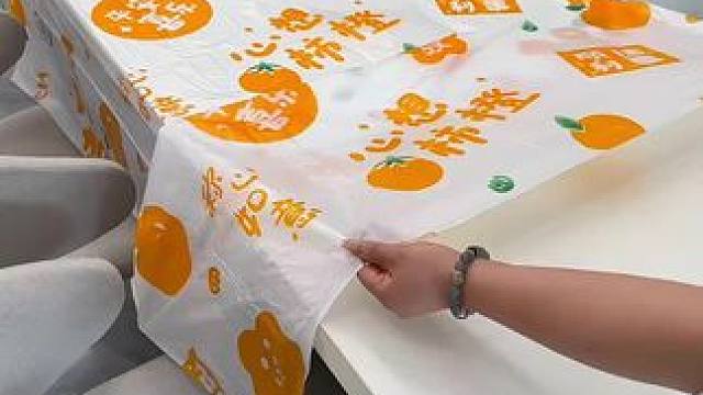过年聚餐多，可以给家里备一盒#一次性桌布 铺上满满的年味，还省得我们擦桌子#桌布 #年货备起来